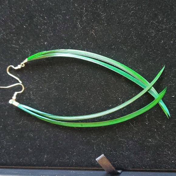 Dyed Green Feather 🪶 Earrings - Picture 4 of 6